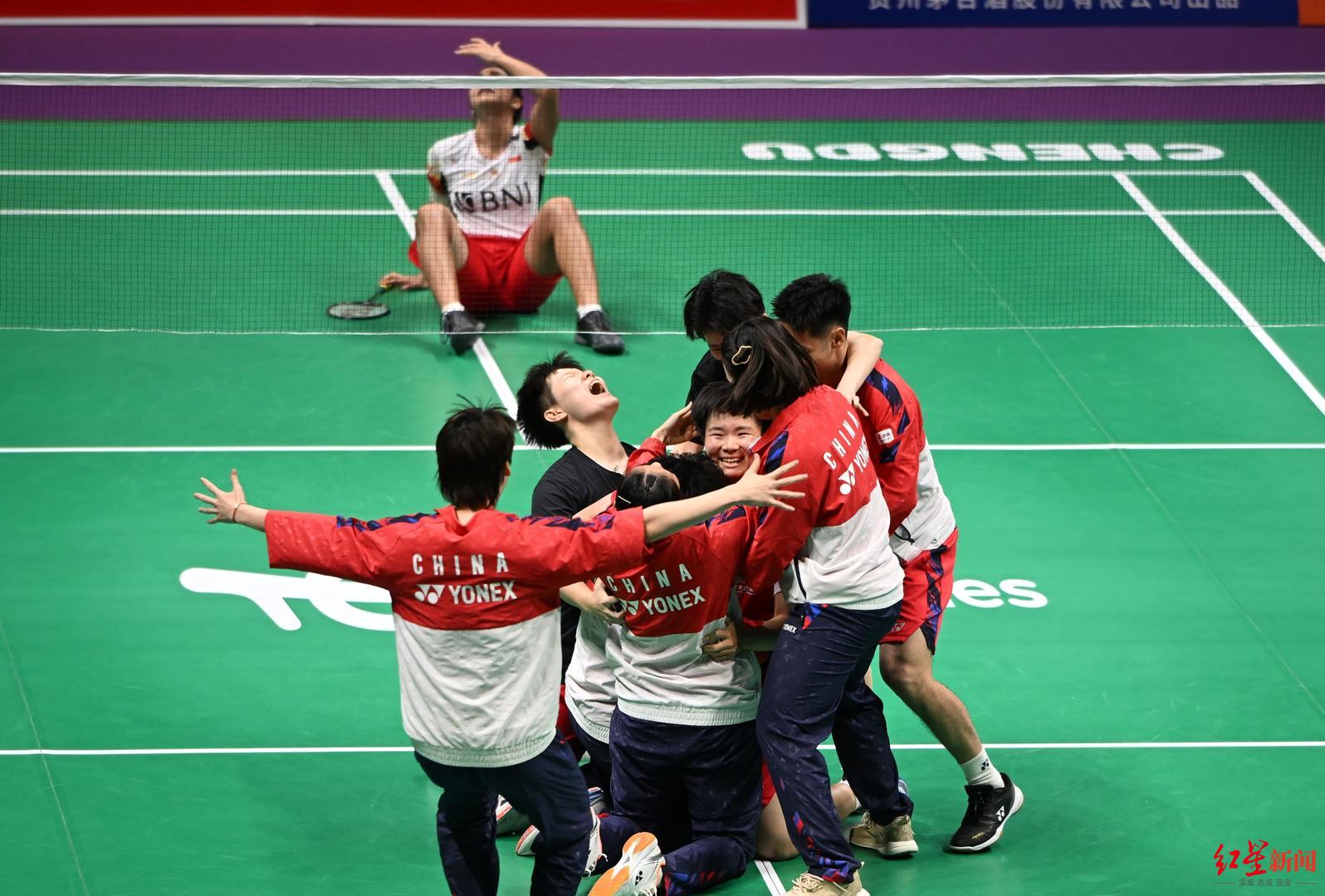中国队庆祝夺冠