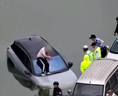 蔚来落水 司机爬上车顶 汽车竟自己游回岸边