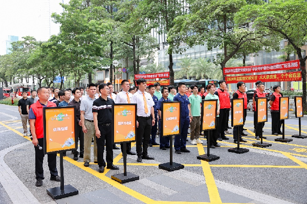 中国平安举行“平安守护者行动”进园区公益活动