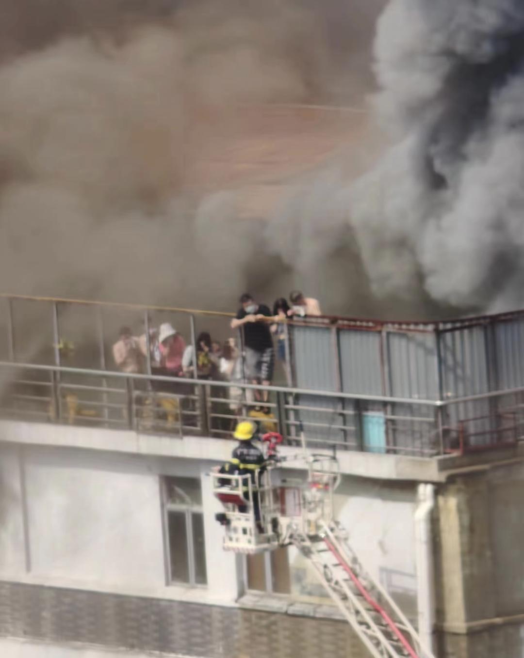 广州一批发市场发生火灾致1人死亡 附近商户：楼上多为服装仓库