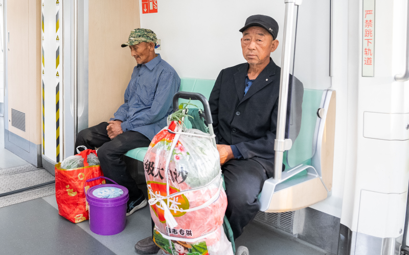 地铁开辟“卖菜通道”，城市“人文关怀”的生动注脚|新京报评论