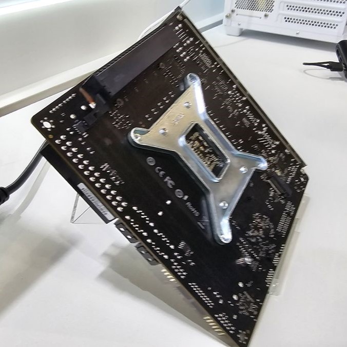 ▲ 主板背面，可见上部的主 PCIe 插槽和下部的 M.2 盘位图源 Tom