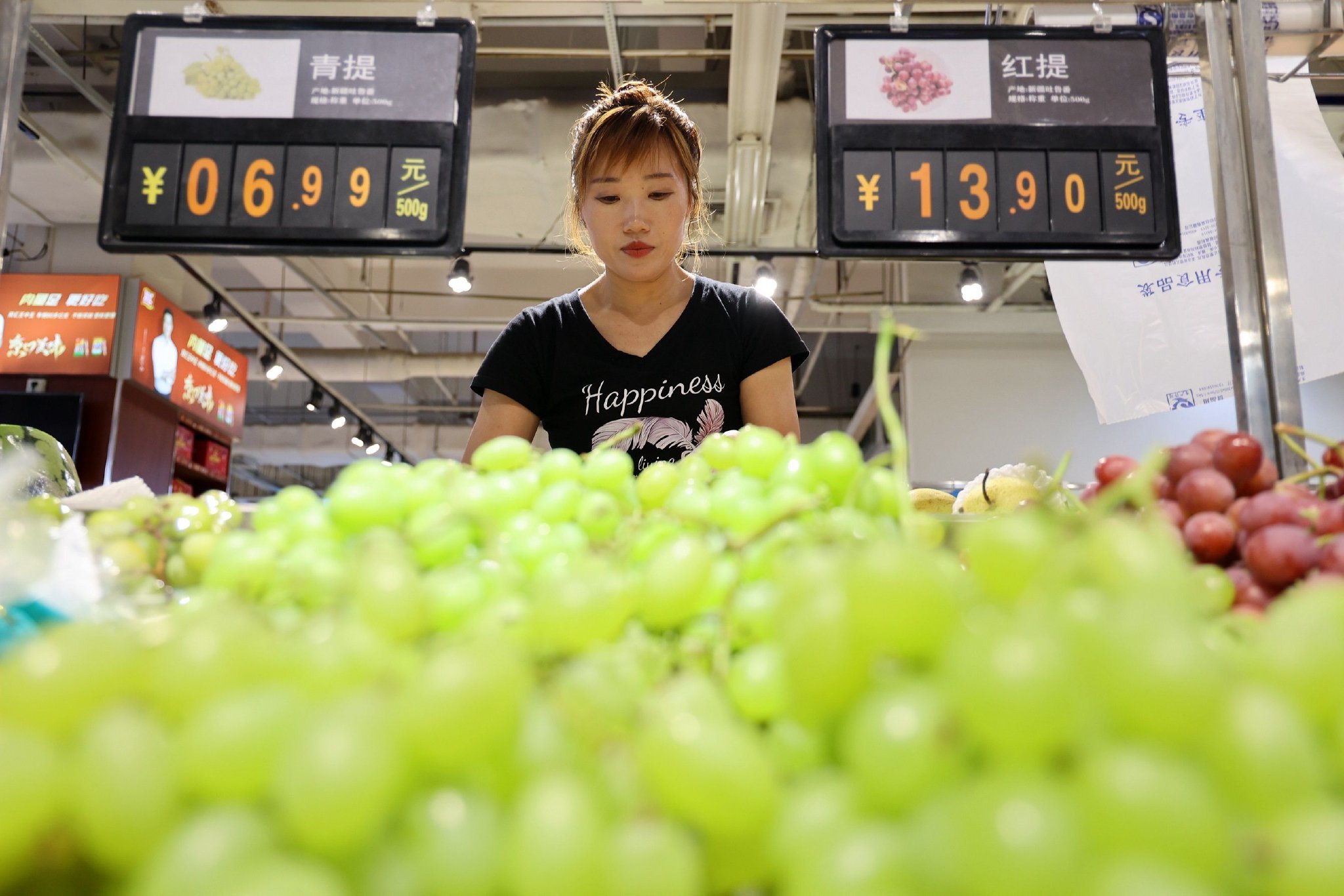 6月12日，消费者在山东滨州经济技术开发区杜店街道一家超市内选购水果。图片来源：新华社