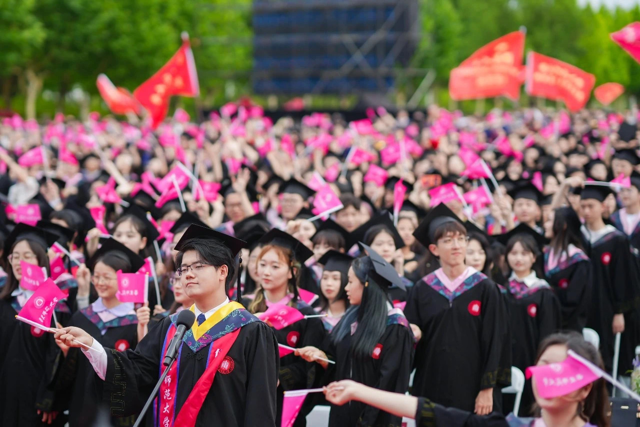 6月20日下午，华东师范大学2024届毕业典礼在闵行校区图书馆前大草坪举行。 本文图片均为 华东师范大学 供图