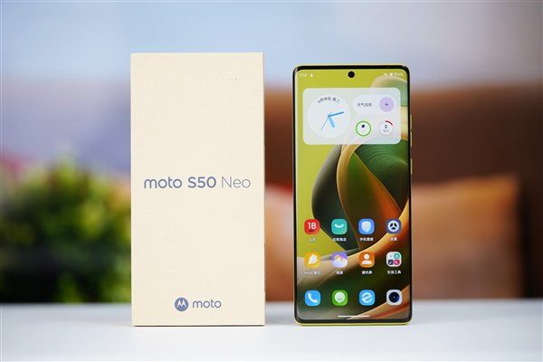 曲面屏+大电池只要1399元！moto S50 Neo图赏