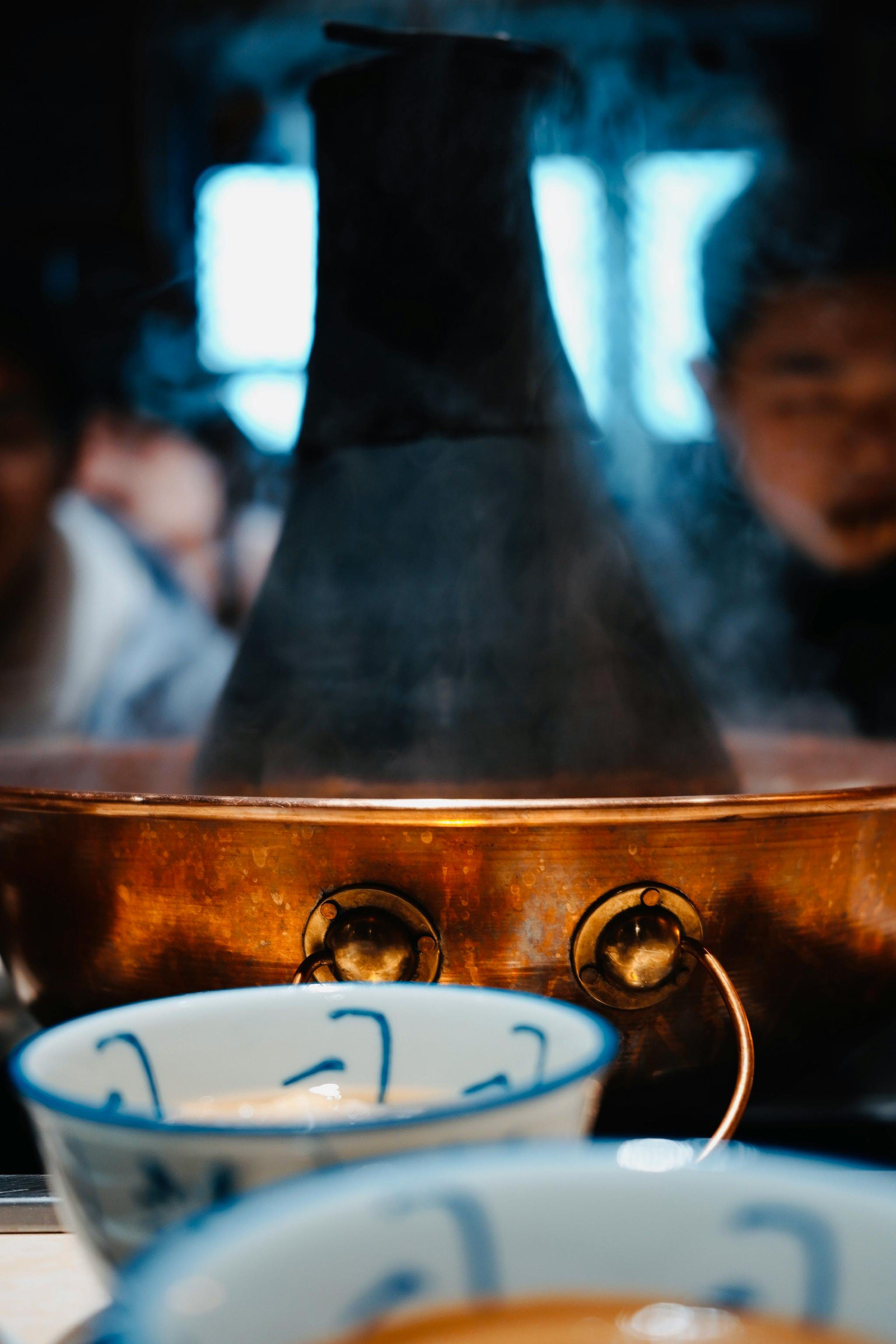 火锅行业卷口味，海底捞在贵州山区找汤底，盯上“酸汤中的爱马仕”