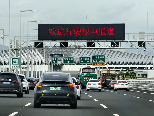 这是开通首日的深中通道西人工岛路段车流。新华社记者 刘大伟 摄