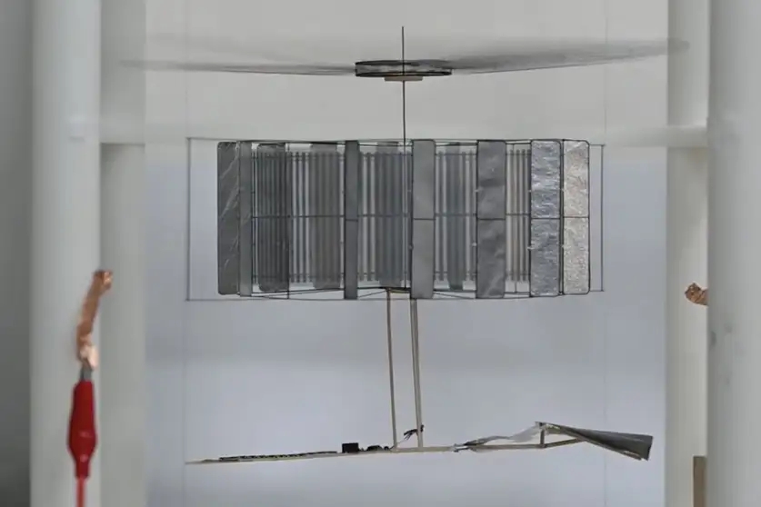 可无限期飞行的微型太阳能无人机