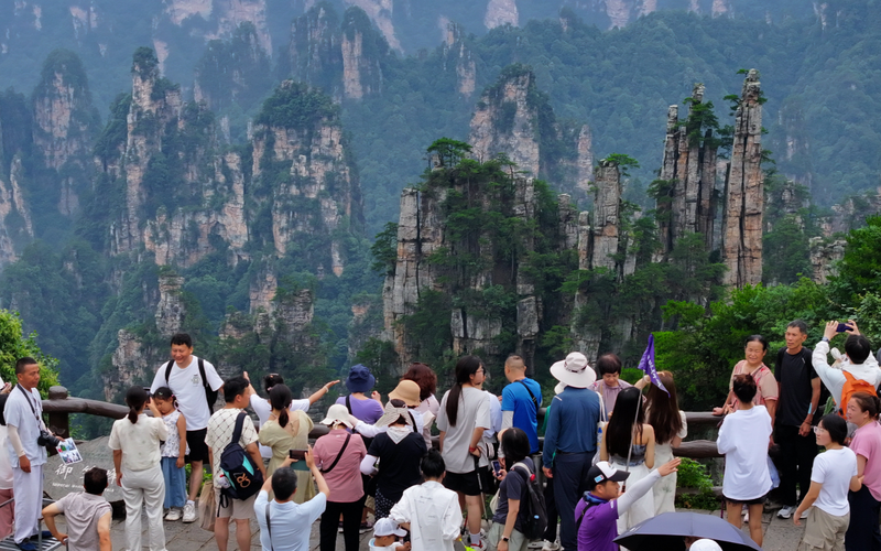 ▲资料图：游客正在某地旅游。图/新华社