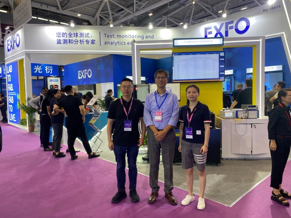 EXFO MDR事业部总监Leo Lin与C114通信网记者合影