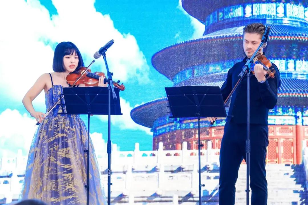 △奥地利音乐家提莫与中国小提琴家刘雯合奏两国名曲《美丽的罗斯玛琳》《我爱你中国》