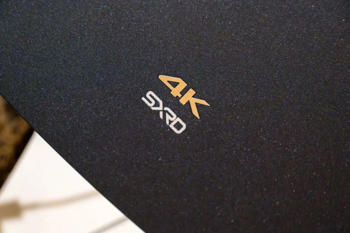 图07 位于机身顶部的4K SXRD Logo