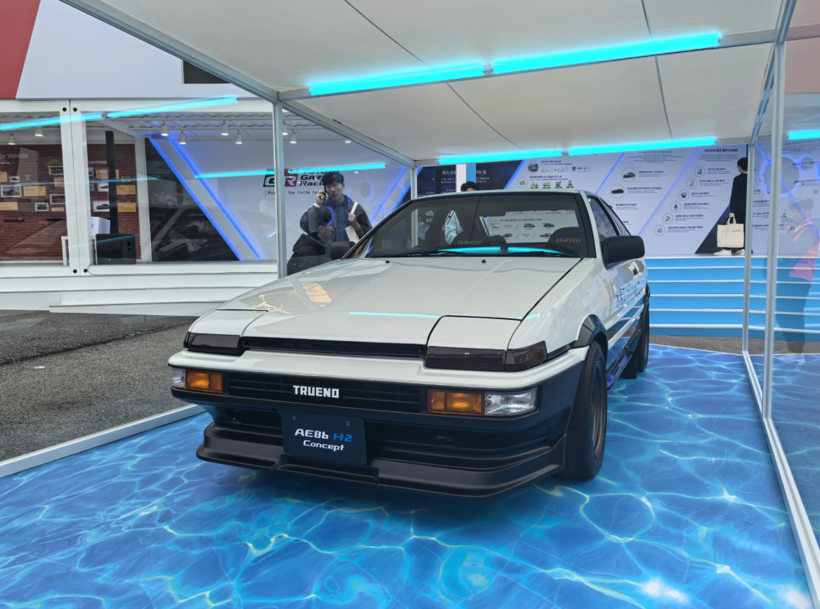 经典车型官方“油改氢”：丰田展示 AE86 H2 Concept 氢能源动力概念车型