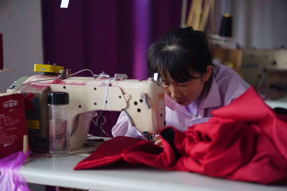 ▲丁集当地女性通过制作婚纱礼服月入过万，同时兼顾了家庭。（郭家宝摄）