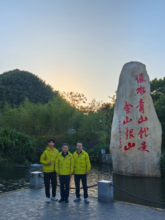 图3 团队在安吉地标前合影留念