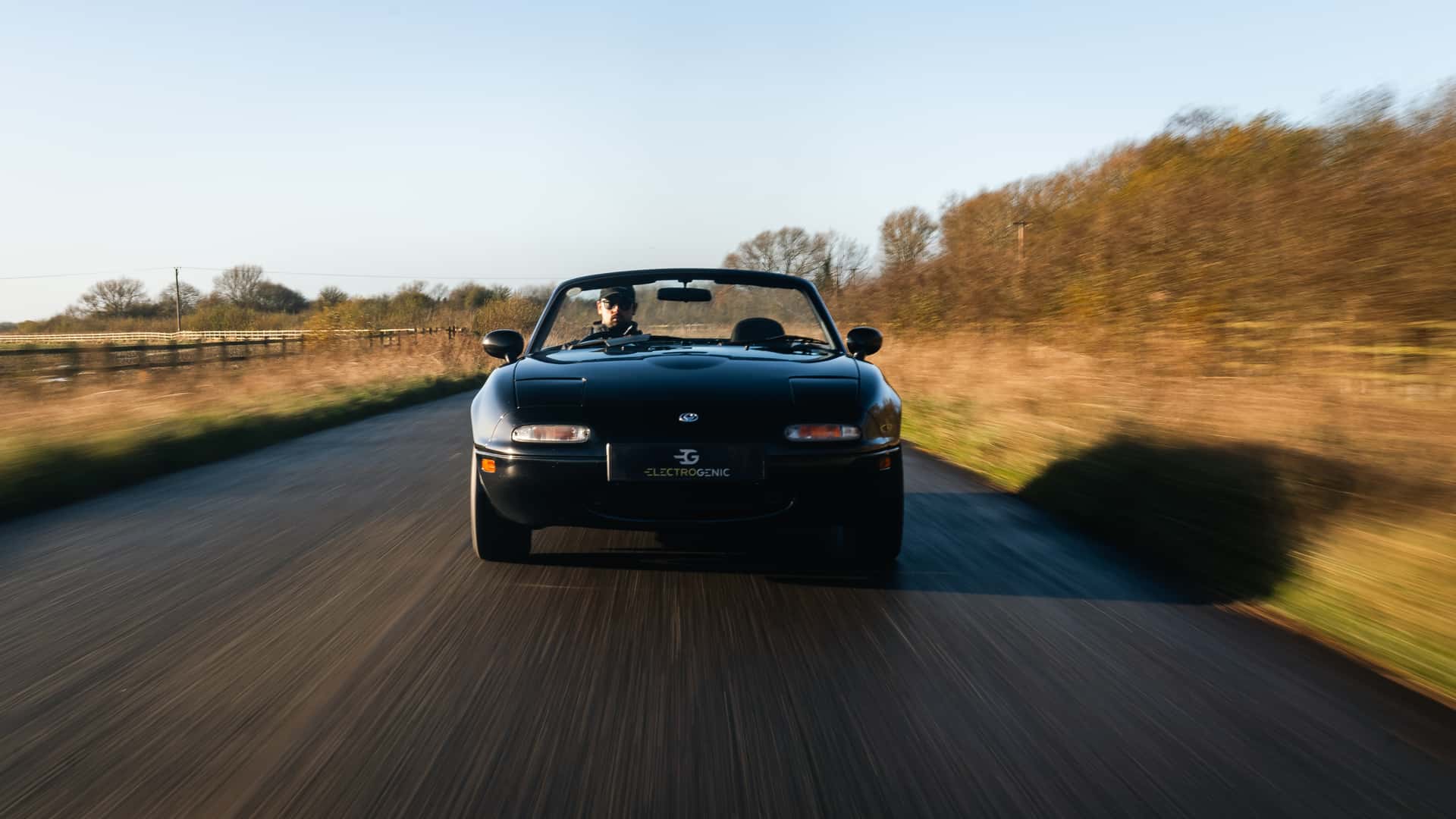 经典跑车“重生”：马自达 MX-5 Miata 被改造成电动汽车