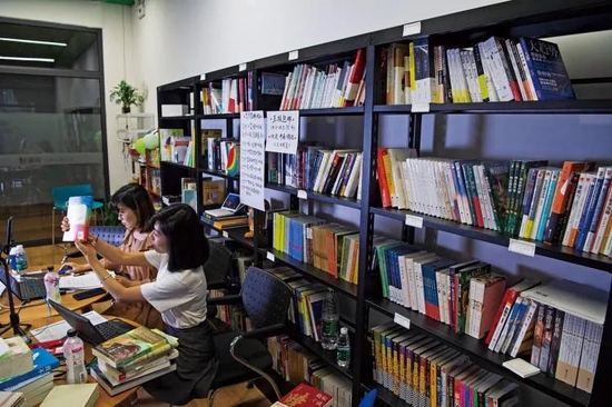 2020年6月6日，北京。图书主播都靓正在直播卖书。/视觉中国