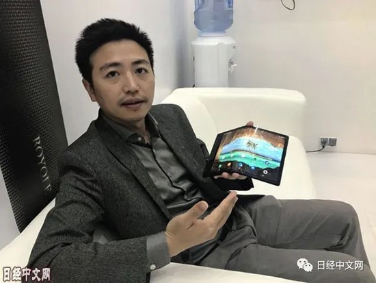 柔宇科技的CEO刘自鸿手持本公司的可折叠屏智能手机（资料图，2019年2月26日，巴塞罗那）