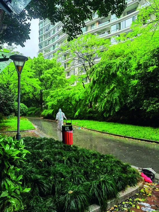 陈洁冒雨发完物资往回走时，邻居拍下了她的背影。图/受访者提供