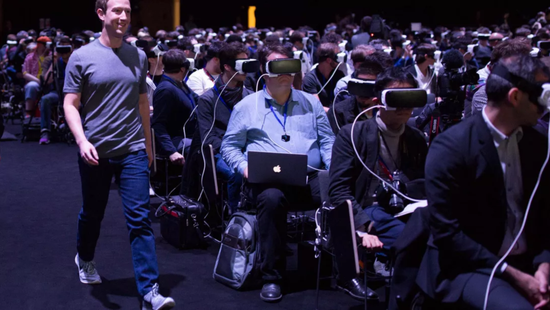 扎克伯格穿行在戴VR设备的人群中