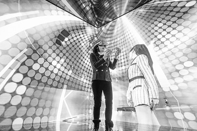 参观者在西班牙巴塞罗那2022世界移动通信大会上通过虚拟现实技术在“元宇宙”中体验音乐会。新华社发