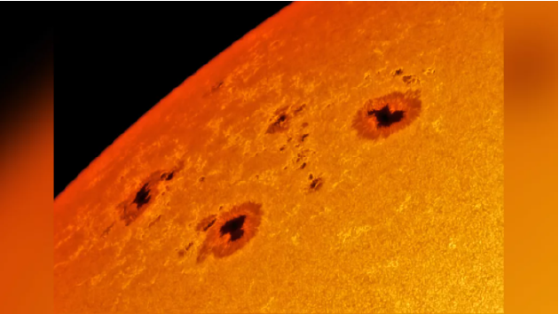 被称为AR 2993和AR 2994的两个巨大太阳黑子群，几天前在太阳东北边缘变得活跃，但目前仍然隐藏在太阳盘中。
