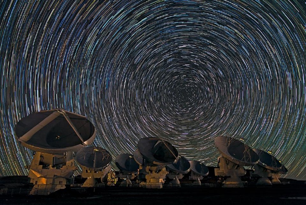 阿塔卡玛大型毫米波/亚毫米波阵列由一系列射电望远镜构成。该阵列的聚光能力相当于各个望远镜的总和，但分辨率则将望远镜之间的距离也算在内。