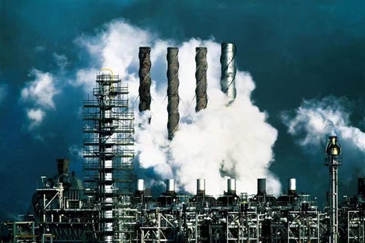 工厂排放烟雾和蒸汽的场景。 图片来源：Ian McKinnell / Alamy